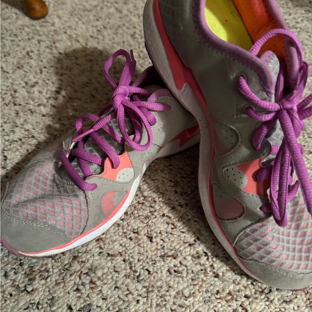 Under Armour tennis shoes in great condition.